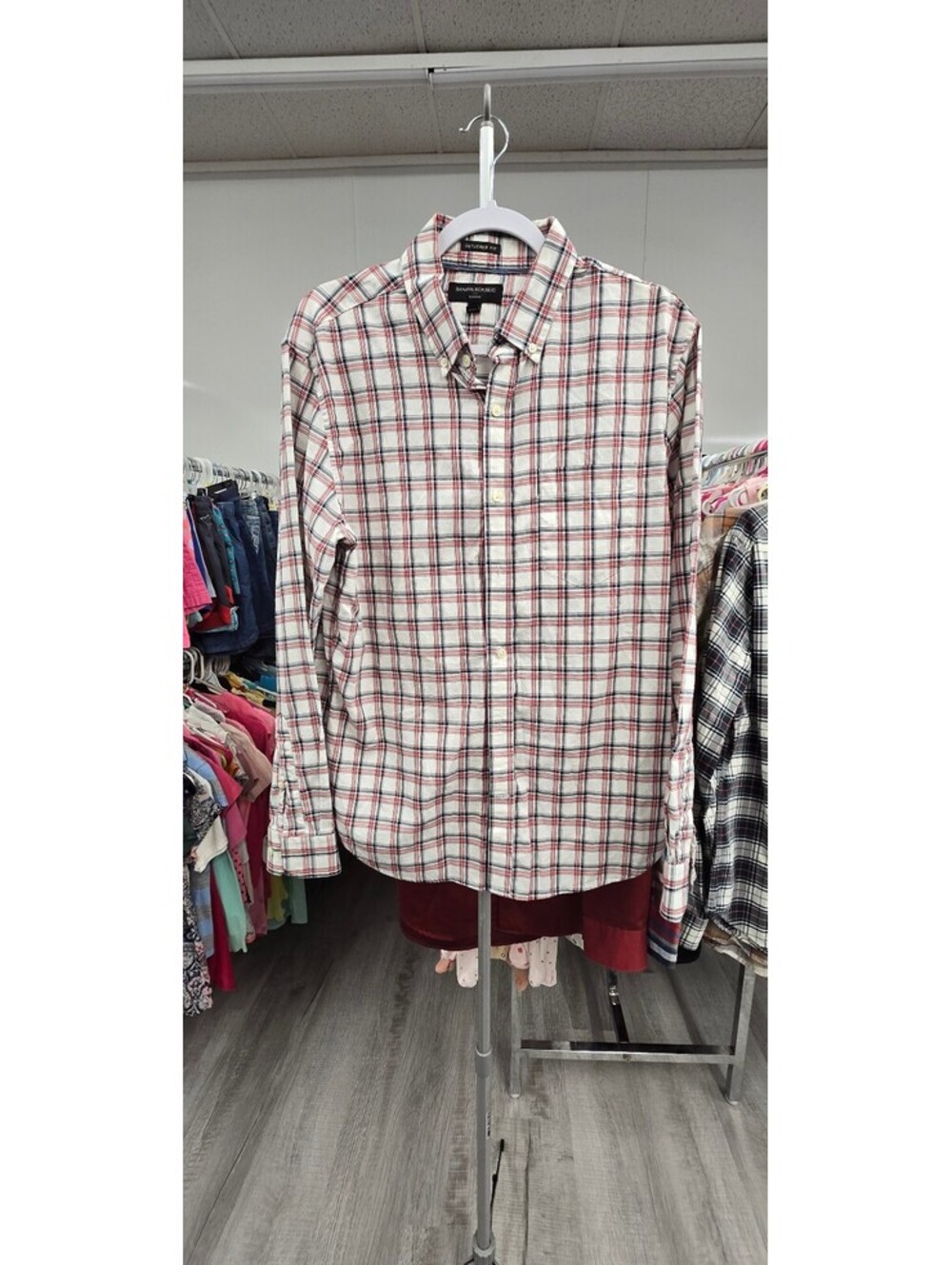 Banana Republic men’s Oxford long-sleeve plaid button-up shirt, size Large.